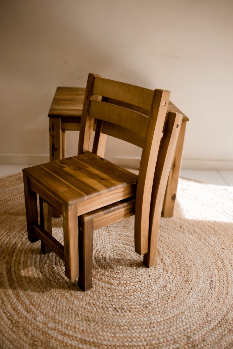 Hardwood table with 2 stacking chairs - Image 3