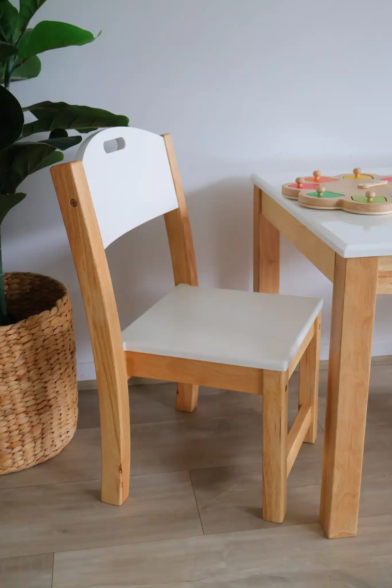 White seat stacking chairs - Set of 2