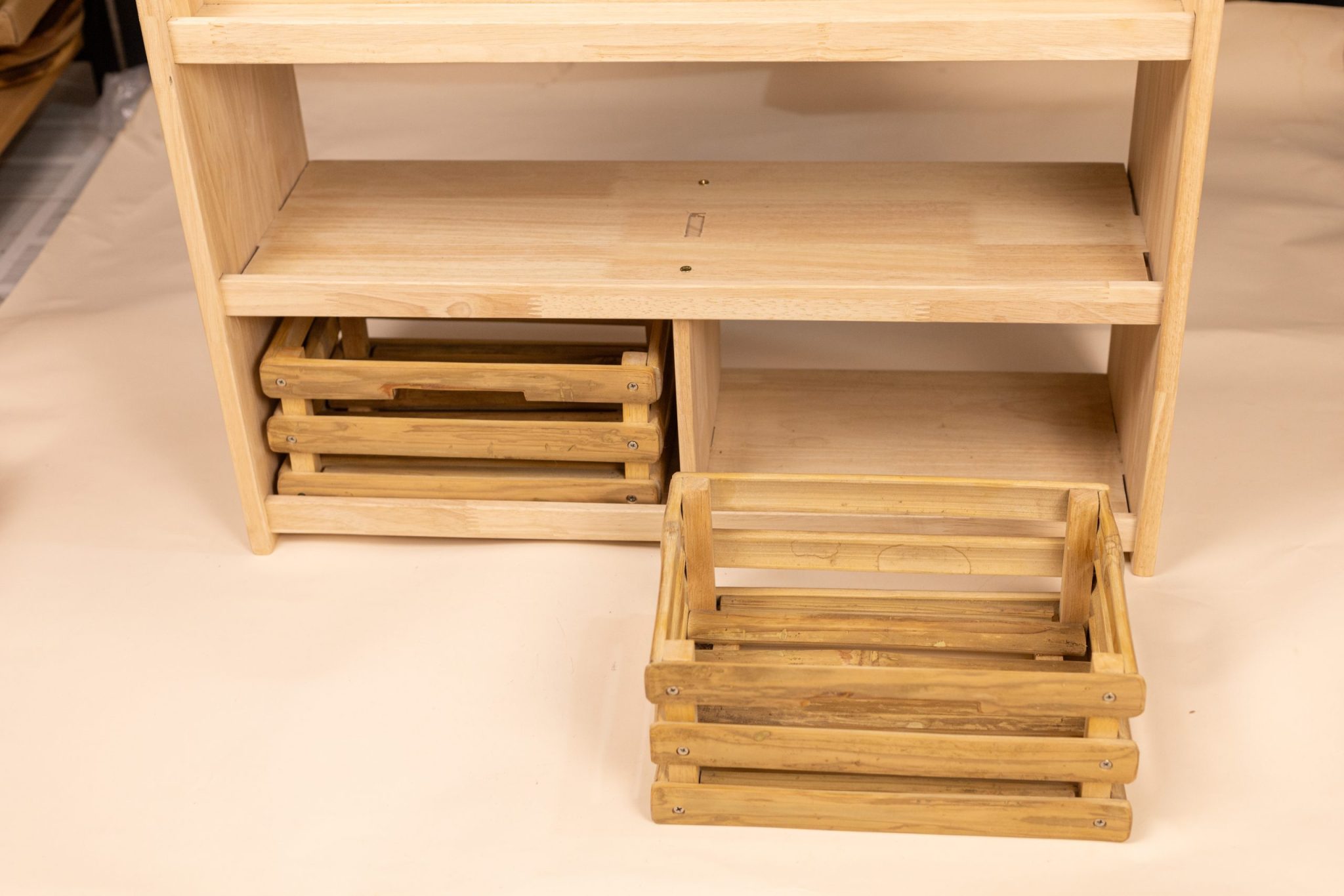 Bookshelf with bamboo storage crates - Image 11