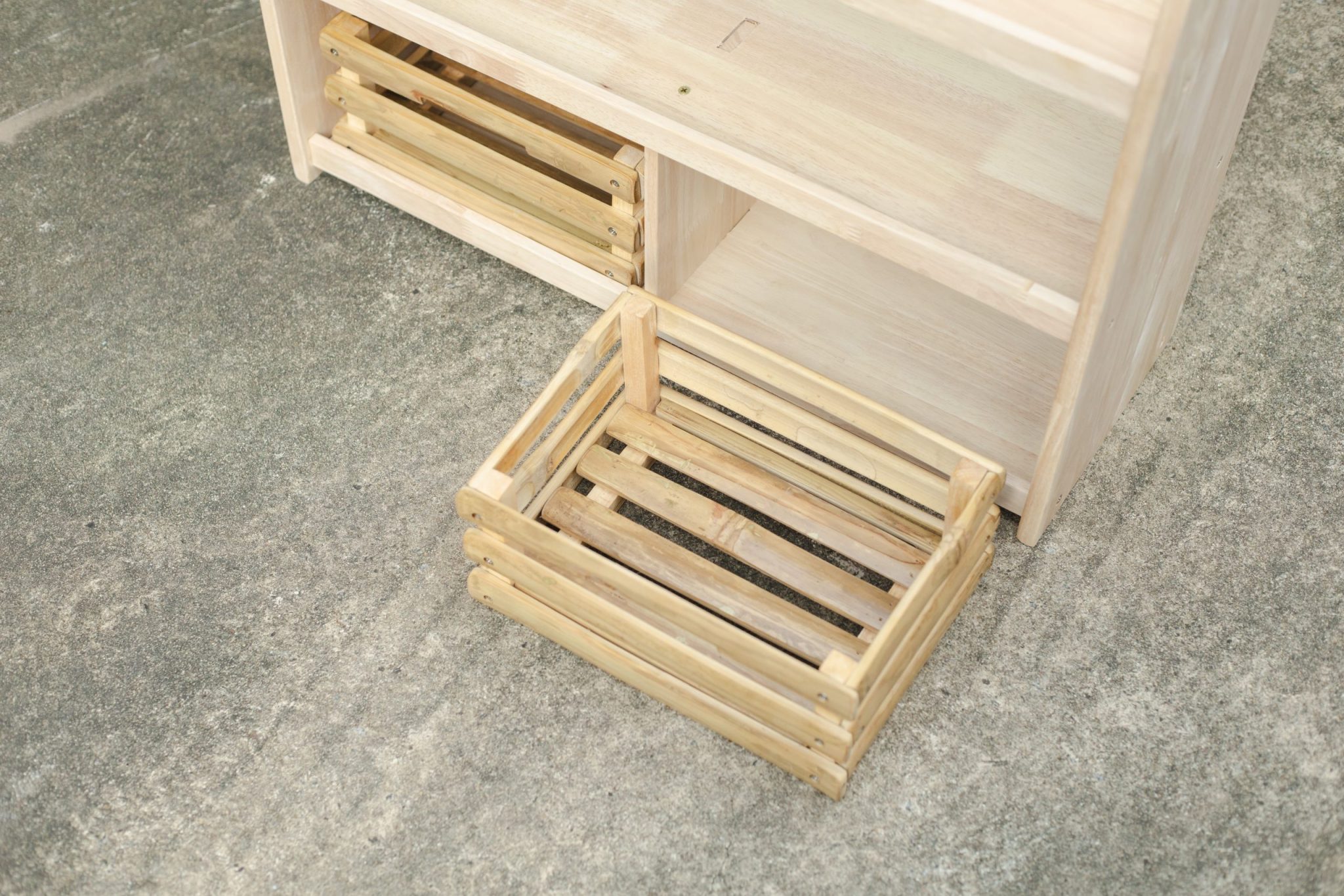Bookshelf with bamboo storage crates - Image 10